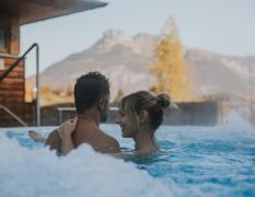 Paar schwimmt im Außenpool
