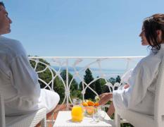 Zwei Gäste genießen ihr Frühstück auf einem Balkon des Hotels Bristol Opatija ****