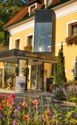 Blick in den Garten und auf das Landhotel Wachau