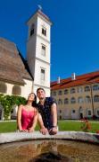 Aussenansicht des Innenhofes mit einem Pärchen im Stift St. Georgen am Längsee