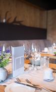 Ein eingedeckter Tisch im Restaurant des Hotels Moserhof
