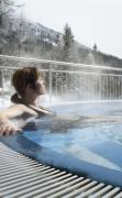 Aussenpool mit einem Badegast im Familienhotel Hinteregger