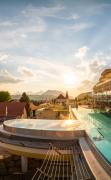 Aussenansicht des Dilly - Das Nationalpark Resort mit Aussenpool