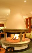 Loungebereich mit Kamin in der Mitte im Parkhotel Bad Schallerbach