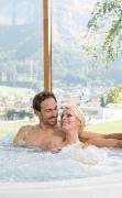 Ein Paar genießt den Whirlpool im Hotel DAS SIEBEN