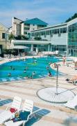 Aussenansicht des Hotels Zdravilisce Lasko mit Aussenpool und Gästen