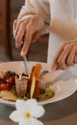 Hotel das Eisenberg - Kulinarik Frau beim Essen