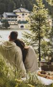 Seehotel Jägerwirt ****s Ein Paar beim Picknick gegenüber vom Seehotel Jägerwirt