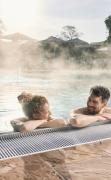 Ein Paar genießt den Aussenpool im EurothermenResort Bad Hall Hotel Miraverde