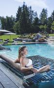 Gäste beim Aussenpool mit Ruheliegen und großen Liegewiesen im Hotel Klosterbräu und Spa