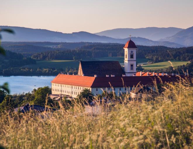 Blick auf das Stift St. Georgen am Längsee in Abendstimmung