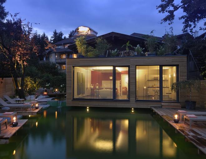 Badeteich des Hotels Moserhof bei Abendstimmung