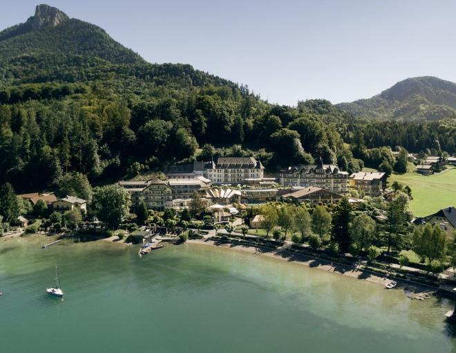 Blick aus der Luft auf das Waldhof Fuschlsee Resort und seine Umgebung mit dem Fuschlsee