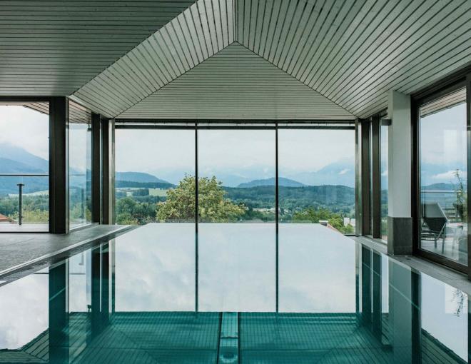 Innenpool mit Aussicht auf die umgebende Landschaft des Elixhauser Wirtes
