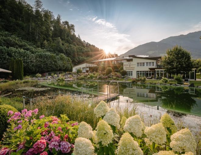 Blick auf das Hotel Vitalquelle Montafon mit Schwimmteich