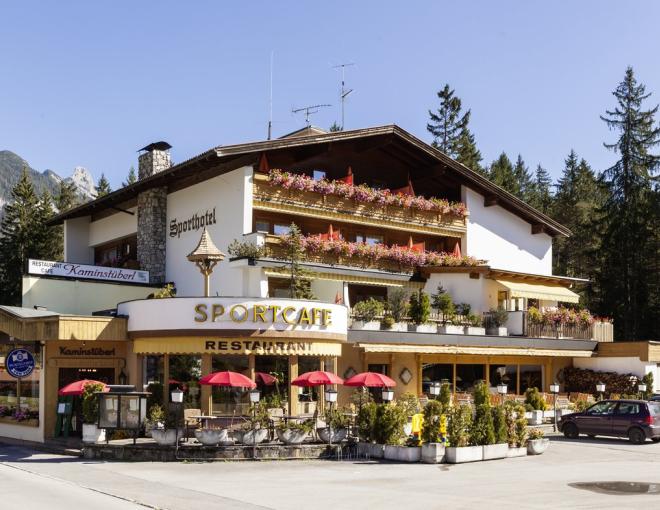 Aussenansicht des Raffls Hotels