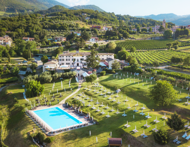 Luftaufnahme der Villa Cariola mit Pool, Liegewiesen und Garetn