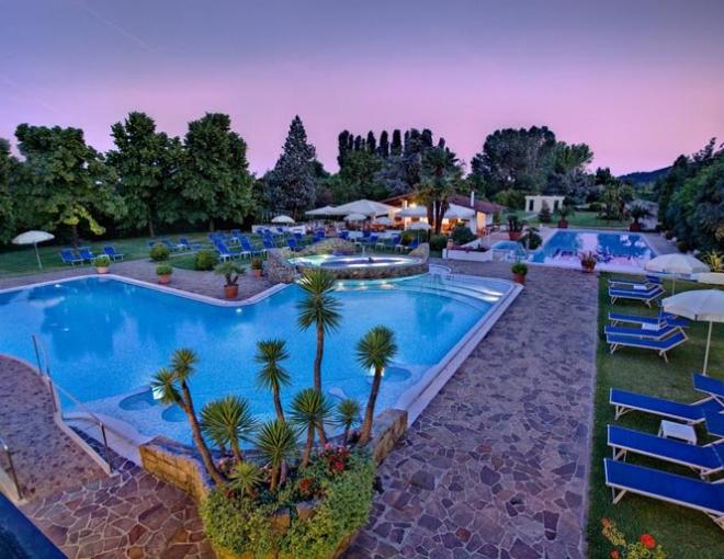 Aussenpool im Wellness Hotel Terme delle Nazioni bei Abenstimmung