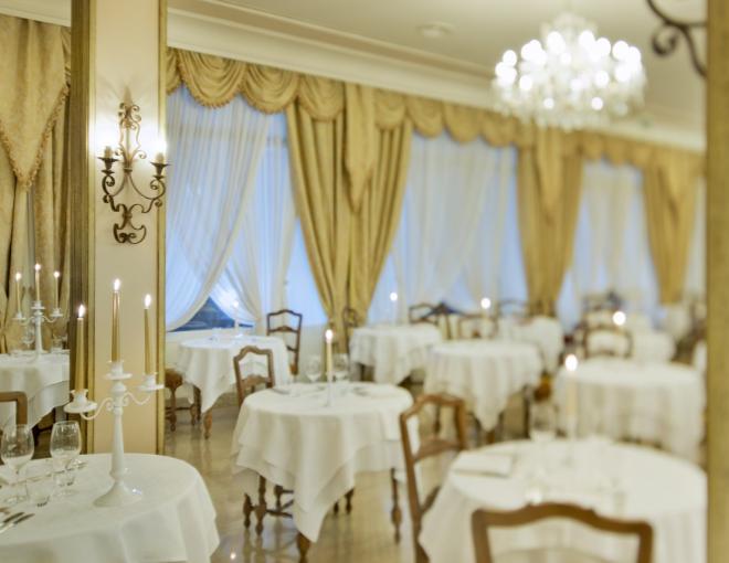 Wintergarten des Restaurant mit Stilmöbeln und schön gedeckten Tischen im Hotel la Residence