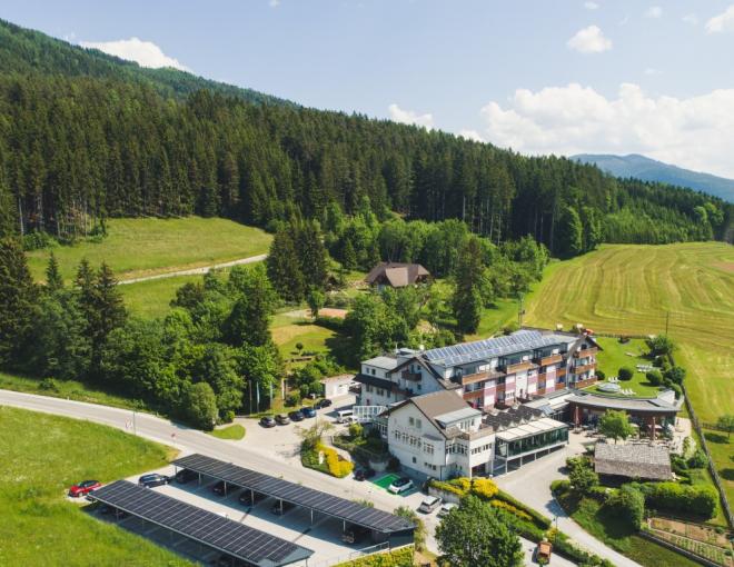 Aussenansicht des Hotels und der Umgebung des Vital-Hotel-Styria