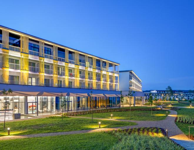 Aussenansicht des Hotels Sirius mit Balkonen und Garten