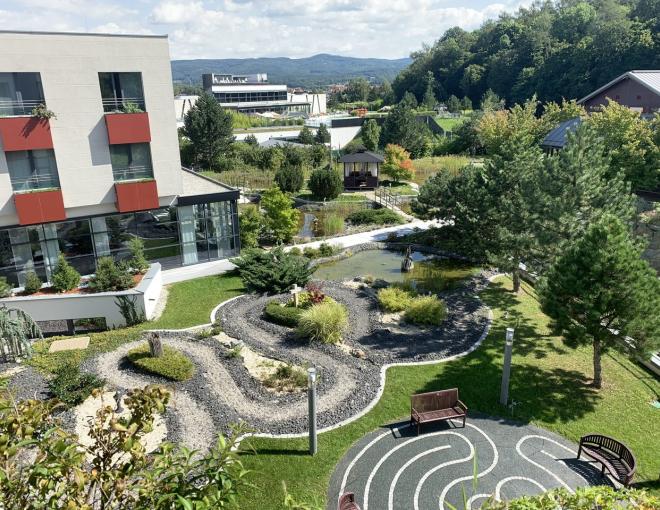 Garten und Aussenansicht des Hotels und Spa Linsberg Asia
