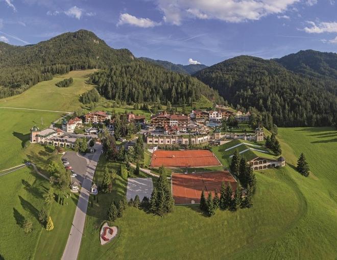 Luftbild über das Hotel Der Lärchenhof und die Umgebung im Sommer