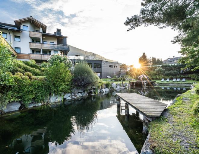 Aussenansicht mit Teich in der Dolomiten Residenz Sporthotel Sillian