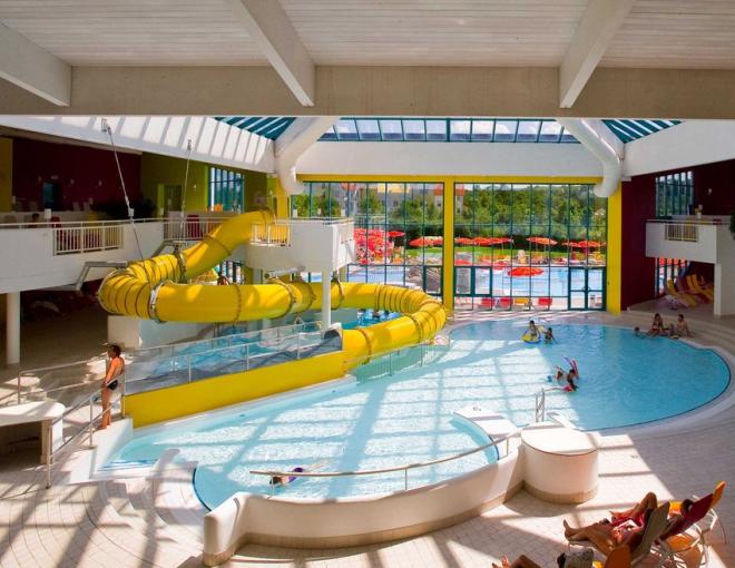 Wasserrutsche und Kinderbecken in der Therme Lutzmannsburg
