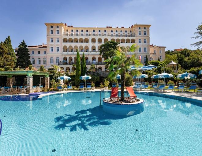 Hotel Kvarner Palace mit großem Pool direkt am Meer