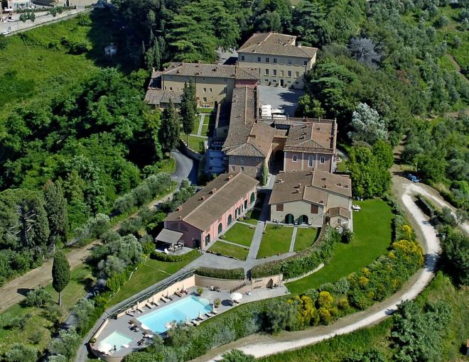 Blick auf das Hotel Borgo di Colleoli Resort aus der Luft aus