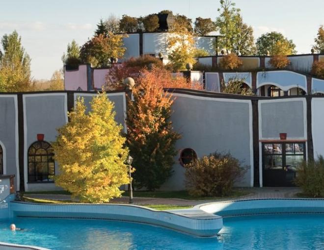 Aussenansicht im Herbst des Rogner Bad Blumau