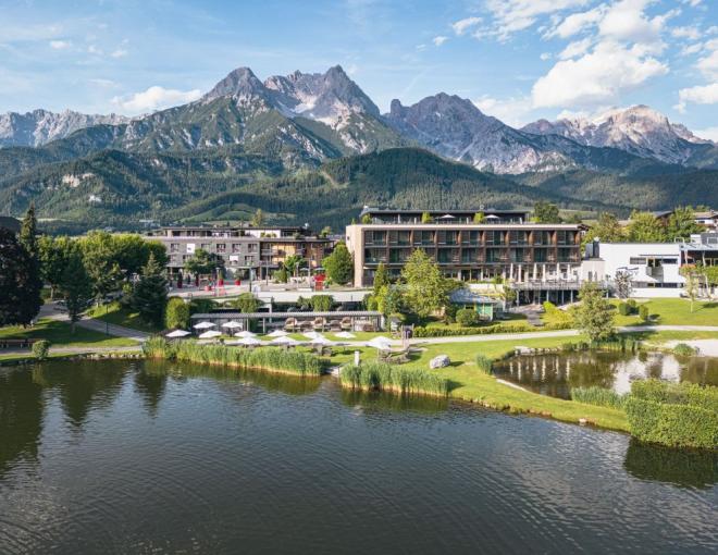 Aussenansicht des Ritzenhof - Hotels und Spa am See mit Bergen im Hintergrund
