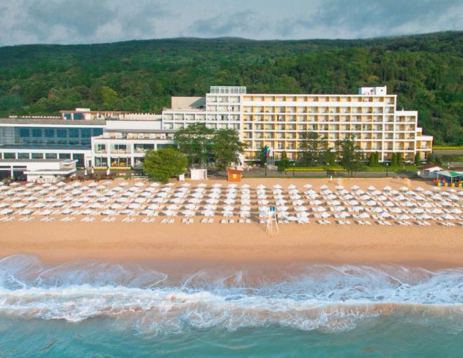 Strand und Gebäudefront des Grifid Hotels Encanto Beach MEDI SPA