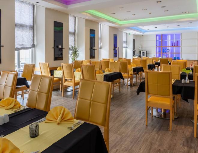 Modernes Restaurant mit festlich eingedeckten Tischen im Hotel Astoria Opatija