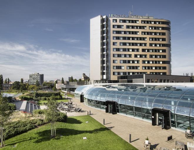Aussenansicht des Lindner Hotels Bratislava direkt an der Donau
