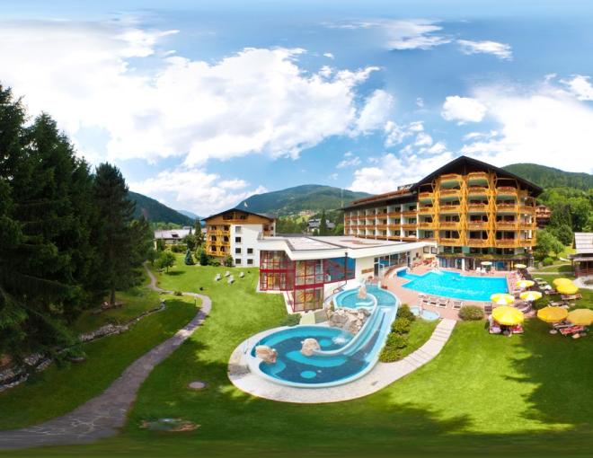 Aussenansicht mit den Aussenbecken des Thermenhotels Pulverer