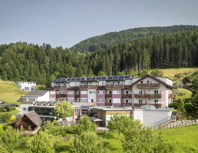Aussenansicht des Hotels und der Umgebung des Vital Hotels Styria