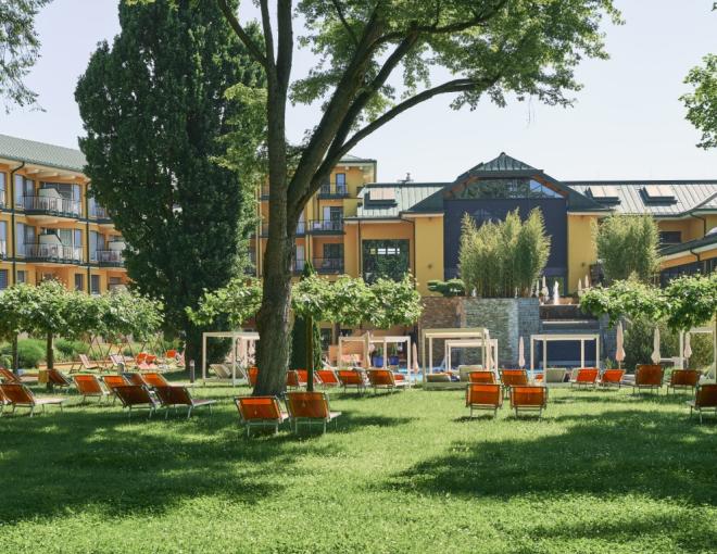 Aussenansicht des EurothermenResort Bad Schallerbach Hotel Paradiso mit Liegewiesen und Sonnenliegen