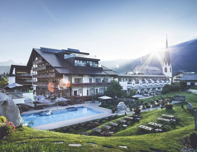 Aussenansicht des Hotels Klosterbräu und Spa mit dem umliegenden Dorf und der Kirche