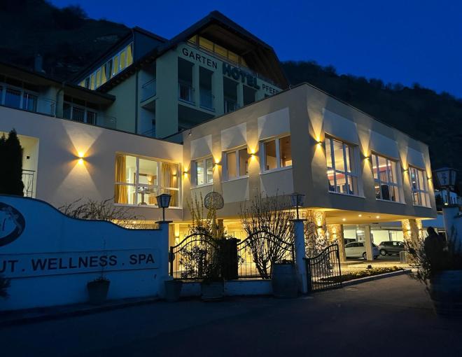 Aussenansicht bei Nacht des Gartenhotels und Weingut Pfeffel