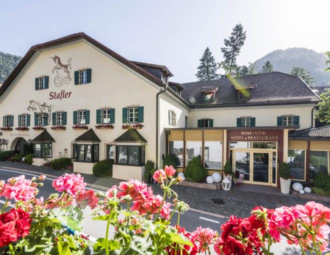 Aussenansicht des Romantik Hotels Stafler mit Blumen im Vordergrund
